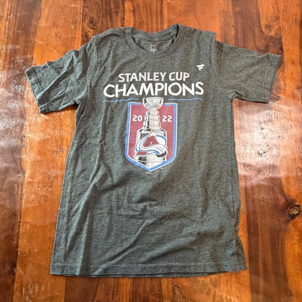 Fanatics Colorado Avalanche 2022 Stanley Cup Champions Youth Shirt Medium 10/12